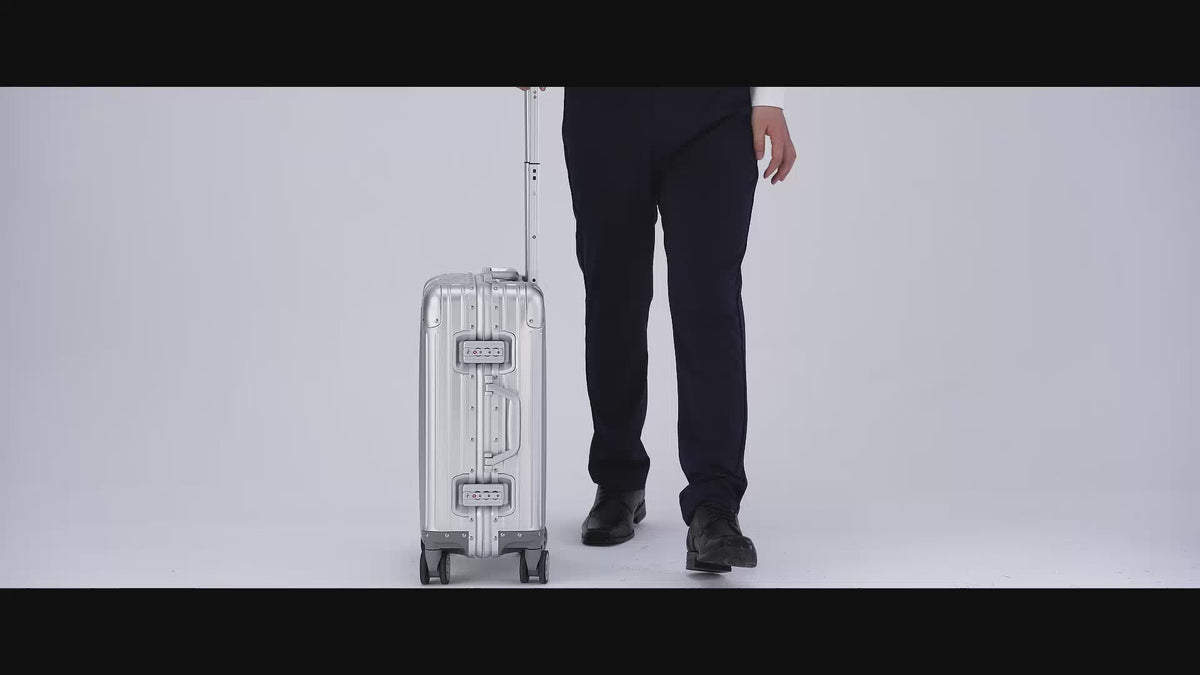 Traveler rolling aluminum suitcase